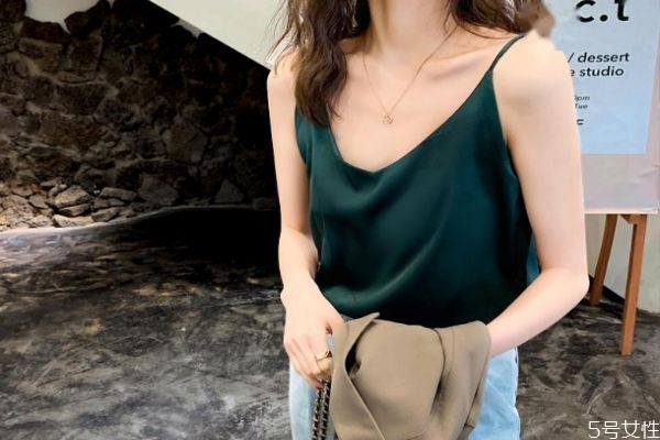 穿吊带怎么穿内衣，吊带怎么分前后