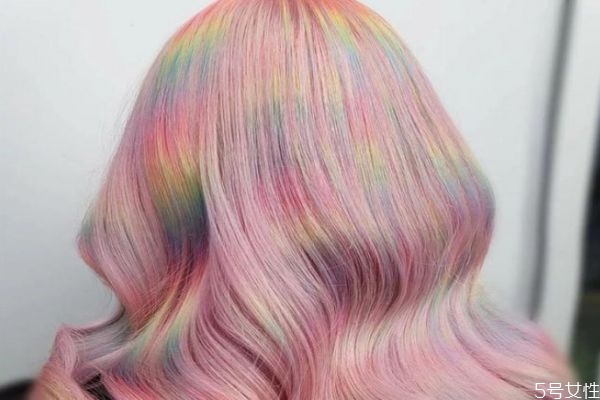 漂完头发可以用洗发水洗吗，漂发对头发伤害大吗