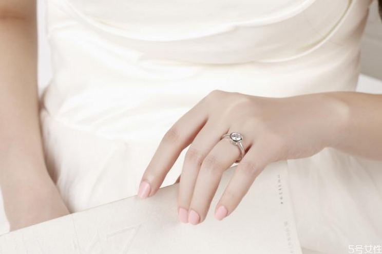 dr钻戒女生可以给女生买吗，dr钻戒女生不能买吗