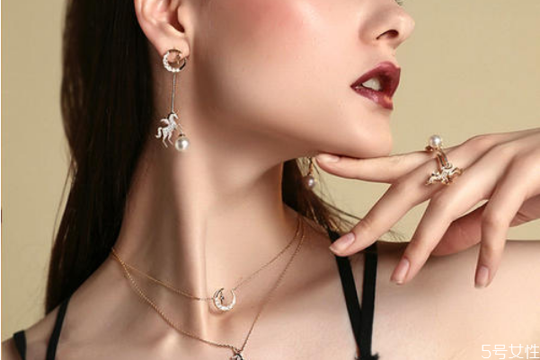 锁骨链是什么意思，戴锁骨链有什么含义