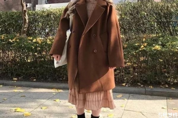 大衣配裙子穿好看吗，连衣裙搭配什么外套好看