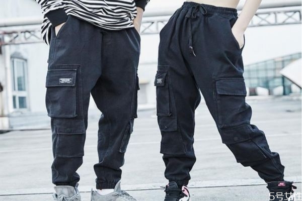 工装裤上的链子怎么装，工装裤自带的腰带怎样系