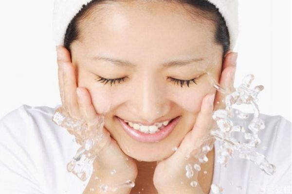 不用洗面奶洗脸会长痘吗，不用洗面奶洗脸好吗
