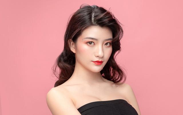 长期化妆和长期素颜的区别，来看五年后的差距