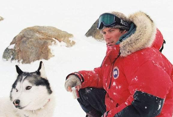 冲锋衣和羽绒服哪个保暖效果更好，冲锋衣羽绒服哪个暖和