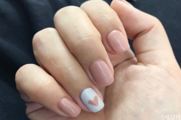 甲油胶用什么灯能照干，甲胶油沾皮肤上了怎么办