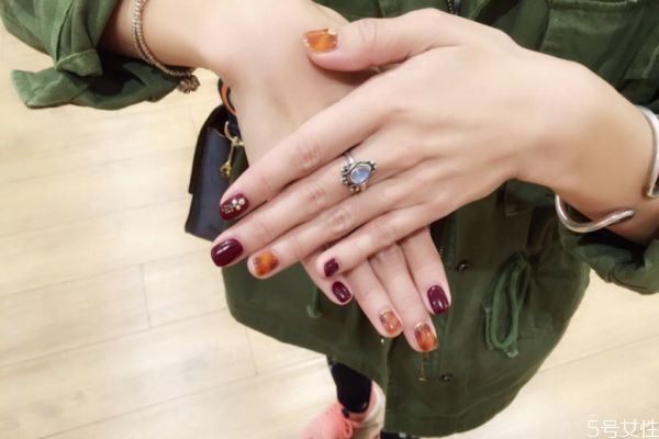 做美甲便宜与贵的区别，指甲油和甲油胶谁的危害大