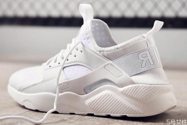 穿运动鞋要空一个手指吗，为什么运动的时候要穿运动鞋