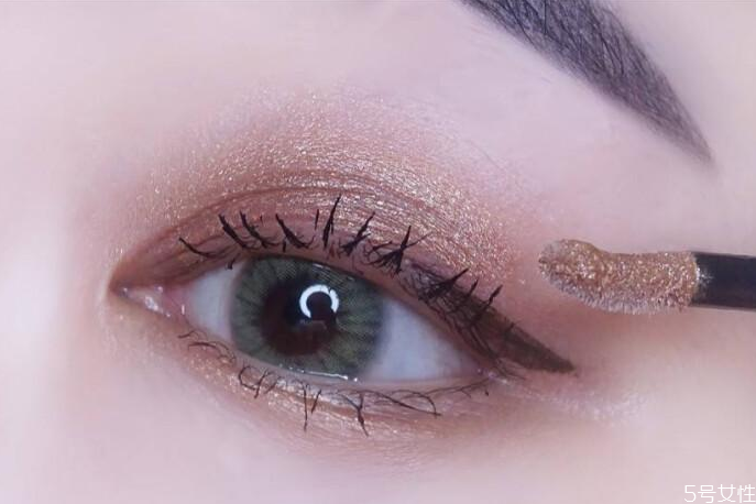 液体眼影可以单独吗，液体眼影怎么涂抹