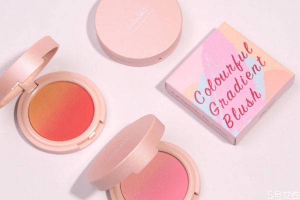 橘朵眼影和完美日记哪个好，完美日记好还是橘朵好