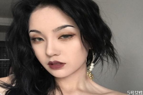 年底聚会怎么化妆好看，教你简单又吸睛的妆容