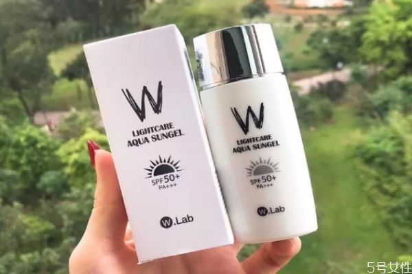 用防晒霜代替隔离霜可以吗，防晒霜是隔离霜吗