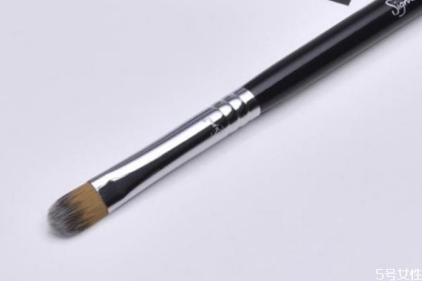 遮瑕刷要打湿吗，遮瑕刷的使用方法