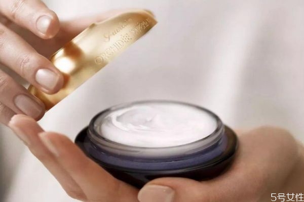 面霜搓泥还能继续用吗，护肤品搓泥是不吸收吗