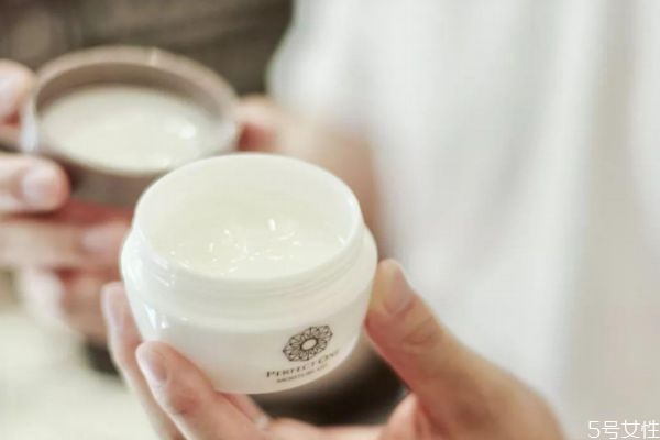 ​长期不用面霜会有什么后果，使用保湿面霜的方法