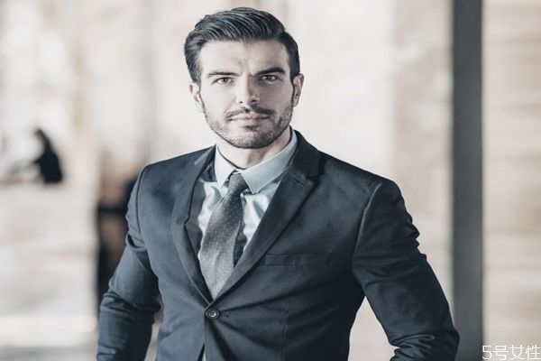 头发喷了定型水能过夜吗，定型水对头皮的伤害