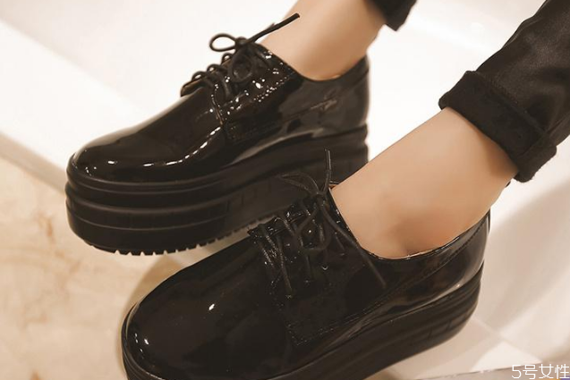 厚底鞋适合什么人穿，厚底鞋什么裤子好看