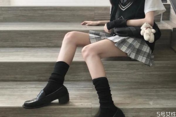 jk袜子总是掉怎么办，穿jk为什么要穿袜子