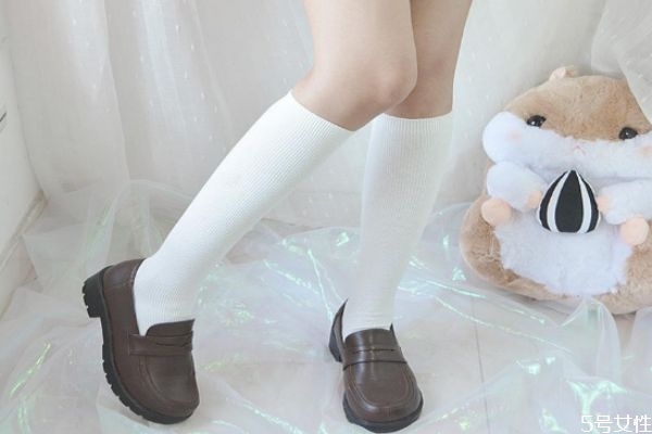 jk袜要怎么样才不显腿粗，袜子穿到小腿哪里显瘦