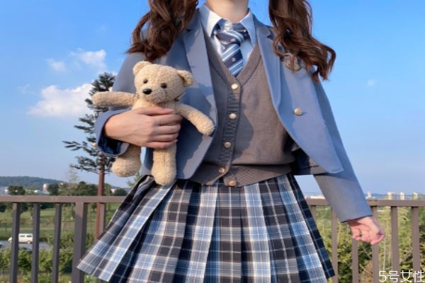 jk格裙里面穿什么打底，jk少女冬天穿什么