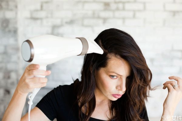 怎么预防吹风机里面进头发，头发卷进吹风机里怎么拿出来