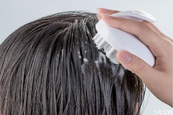 经常洗头发头发会长的更快吗，天天洗头发会脱发吗