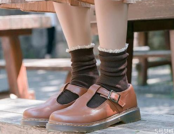 冬季小皮鞋配什么袜子，女生穿小皮鞋搭配什么袜子