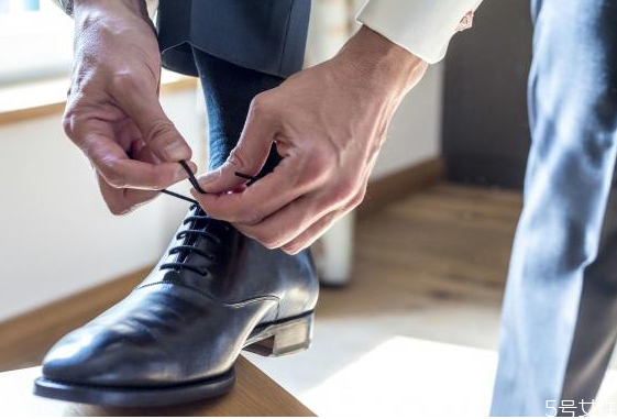 西装皮鞋可以穿白袜子吗，西装为啥不能穿白袜子
