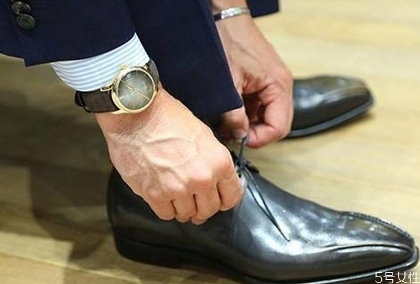 皮鞋穿长袜还是短袜，皮鞋配什么袜子好看