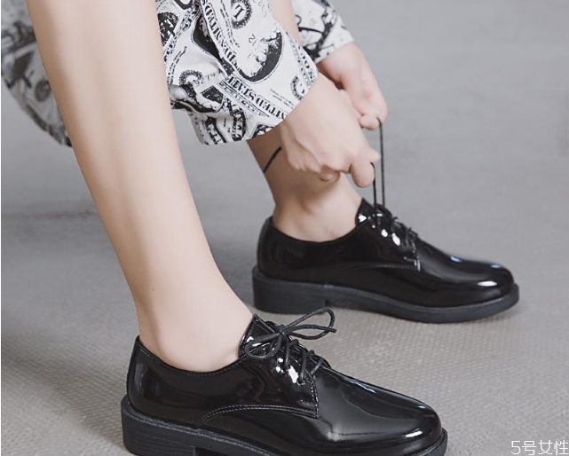 小皮鞋配什么裤子好看，女生穿皮鞋配什么裤子