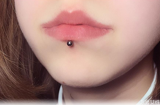 唇钉取了会漏水吗，唇钉取下来的样子
