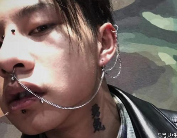 舌钉是怎么打上去的，自己打舌钉如何找位置