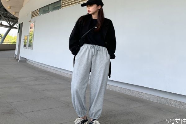 卫裤买大点还是小点的，卫裤是梭织好还是纯棉的好