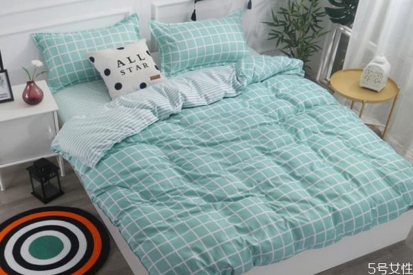 指甲油涂到床上该怎么弄，清洁指甲油的小诀窍