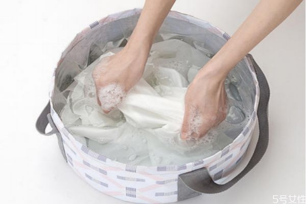 牙膏沫弄衣服留下白印怎么清理，牙膏沫弄衣服上怎么办