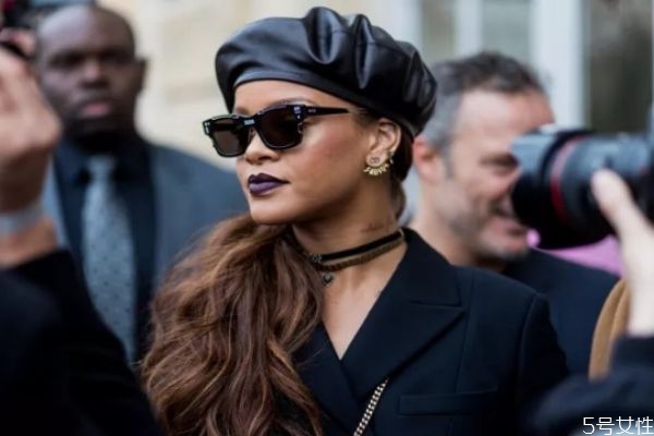 贝雷帽适合50岁的人带吗，老年人戴贝雷帽好看吗