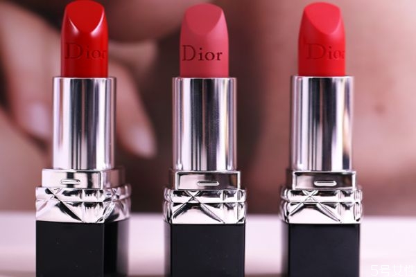 为啥迪奥红管比黑管贵，迪奥红管和黑管哪里不一样