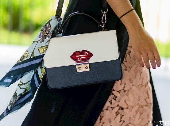 丝巾怎么缠包包，丝巾装饰包包的方法
