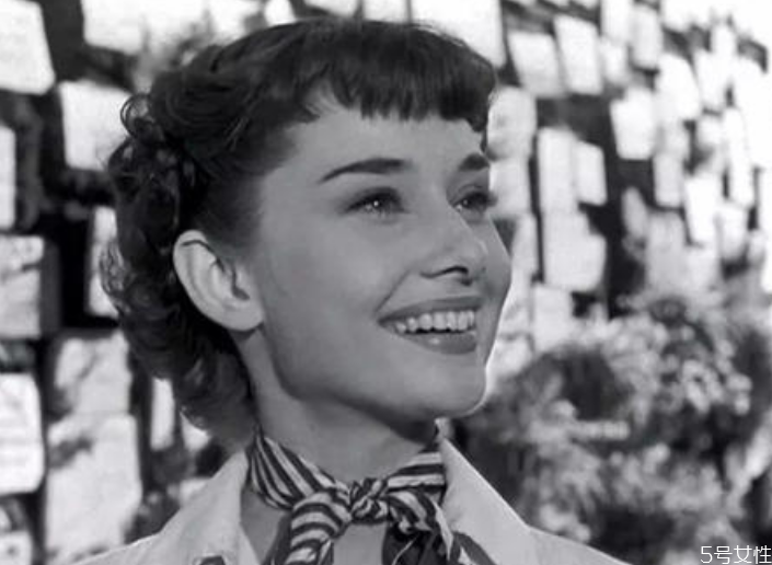 丝巾什么牌子好，丝巾哪个牌子好送人