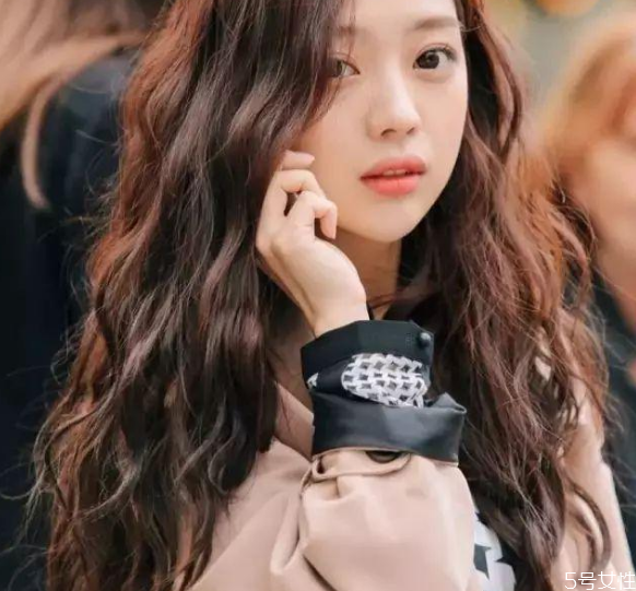 水波纹好看还是蛋卷烫，水波纹和蛋卷头区别