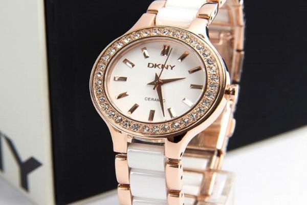 女士手表带哪个手腕，女士带什么手表好