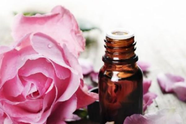 玫瑰精油白天可以用吗，使用玫瑰精油的注意