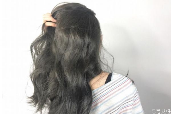 染发后怎么洗头不掉色，染发后用什么产品能固色