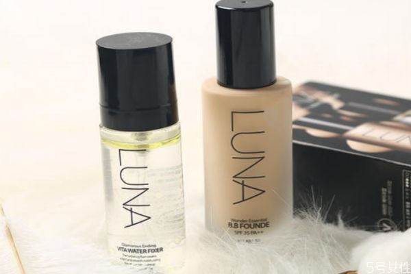 定妆喷雾哪个牌子好用持久，定妆喷雾可以喷在粉底液上吗