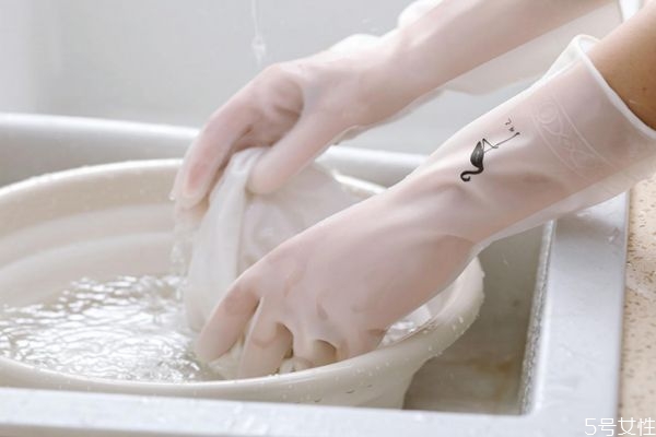 衣服柴油该怎么样洗掉，衣服柴油去味小窍门