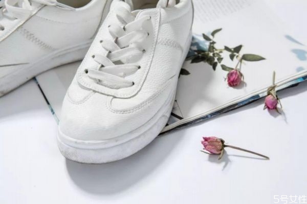 柴油滴到鞋上怎样去除，柴油油渍怎么能去掉