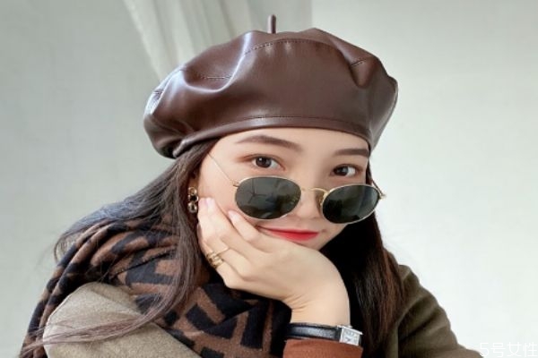 棕色帽子怎么搭配衣服，棕色帽子配黑色衣服好看吗