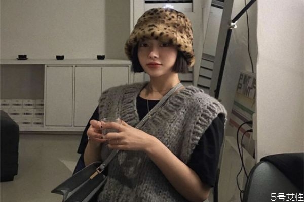 豹纹帽子怎么搭配衣服，豹纹帽子的正确穿搭