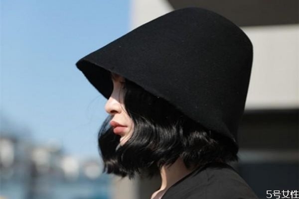 ​戴渔夫帽怎么扎头发，适合带渔夫帽的发型