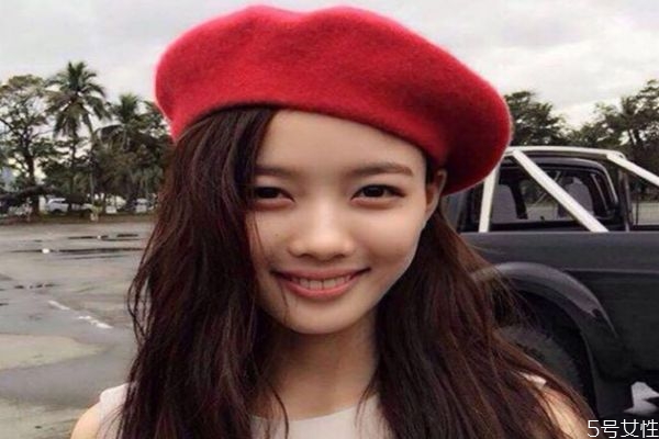 冬天什么颜色的贝雷帽百搭，戴贝雷帽适合弄什么发型